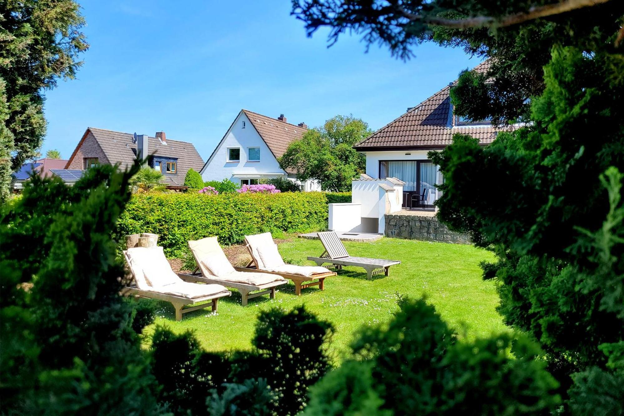 Strandnahe & Hochwertige Ferienunterkunft, Mit Gartenzugang, Parkplatz Und Fahrradunterstellplatz Scharbeutz Exterior photo